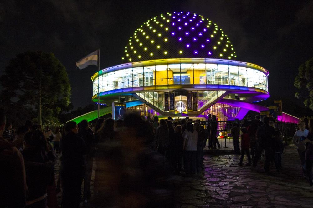 Noche de los Museos 2013 - 1 El público esperando entrar para la proyección en continuado de la Noche de los Museos 2013 de la Ciudad de Buenos Aires. Mas de 5000 personas con todas las funciones a sala completa.